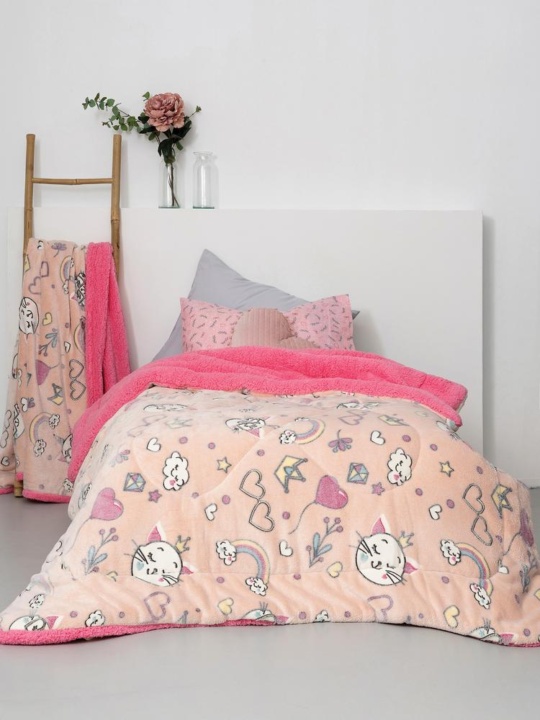 Παιδικό Κουβερτοπάπλωμα Φωσφοριζέ Tiaras – Palamaiki. Ημίδιπλο, κατασκευασμένο από φανέλα με γούνινη επένδυση sherpa. Σε ροζ χρωματισμό, με σχέδια που φωσφορίζουν στο σκοτάδι.