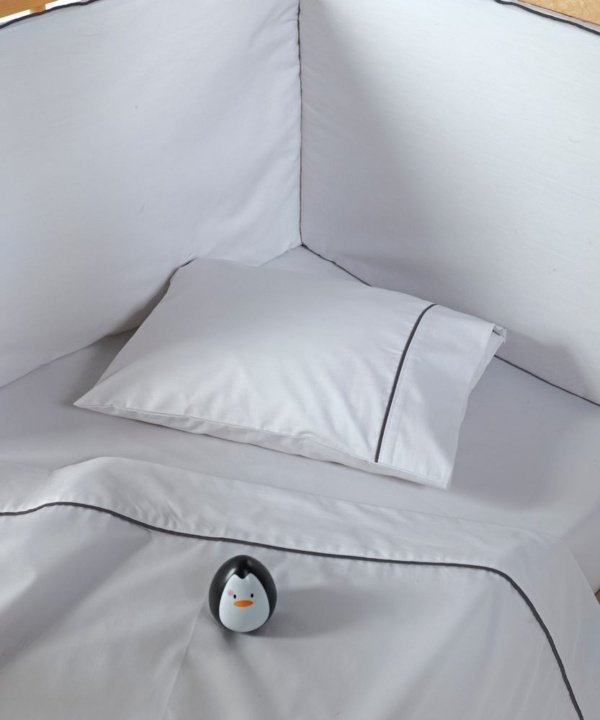 Βρεφικά Σεντόνια Κούνιας Bumper 22 – Kentia. Σετ τριών τεμαχίων, υψηλής ποιότητας, κατασκευασμένο από 100% βαμβακερό περκάλι, πενιέ, 200 κλωστών. Υποαλλεργικά, με πολύ απαλή αίσθηση, ανθεκτικά στη χρήση και στο συχνό πλύσιμο. Μονόχρωμα, σε ανοιχτό γκρι χρωματισμό.