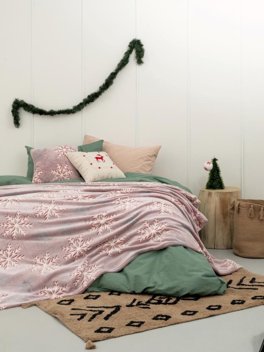 Κουβέρτα Lucius Red – Palamaiki Christmas Collection. Απο φανελένιο φλις, σε απόχρωση του κόκκινου, με λευκές νιφάδες χιονιού που φωσφορίζουν στο σκοτάδι. Υπέρδιπλη, 220 x 240 εκατοστά.