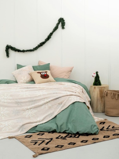 Κουβέρτα Lucius Sand – Palamaiki Christmas Collection. Απο φανελένιο φλις, σε ανοιχτή μπεζ απόχρωση, με λευκές νιφάδες χιονιού που φωσφορίζουν στο σκοτάδι. Υπέρδιπλη
