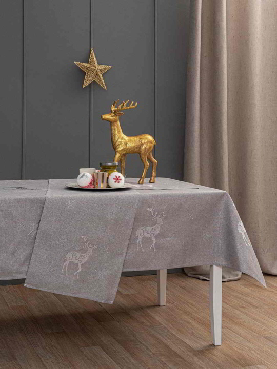 Χριστουγεννιάτικη Τραβέρσα Palamaiki Christmas Collection CD04 Grey. Γκρι με εορταστικό σχέδιο, 100% πολυεστερική, 40 x 160 εκατοστά.