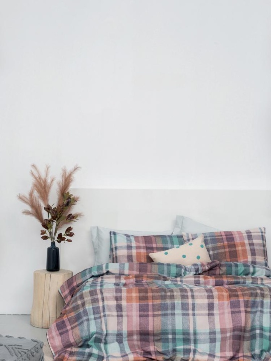 Φανελένια Σεντόνια Ημίδιπλα Flannel Beauty FB0219 – Palamaiki. Σετ τριών τεμαχίων, κατασκευασμένο από 100% βαμβάκι. Με μοντέρνο, καρό σχεδιασμό, σε ροζ, γκρι, μωβ και πράσινο χρωματισμό.