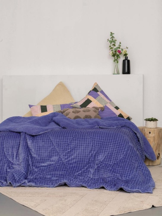 Κουβερτοπάπλωμα Υπέρδιπλο Zelda Purple - Palamaiki. 100% πολυεστερικό με γούνινη επένδυση sherpa. Μονόχρωμο, σε έντονο μωβ χρωματισμό, με γεωμετρικό ανάγλυφο μοτίβο. Πολύ ζεστό και απαλό, 220 x 240 εκατοστά.