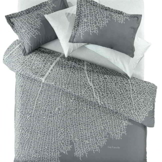 Guy Laroche Υπέρδιπλο πάπλωμα Diaz Aqua Grey Suede. Απαλό κι ελαφρύ, σχεδιασμένο να πρσφέρει έναν ζεστό ύπνο χωρίς να βαραίνει, κατασκευασμένο από 100% microsuede. Με εντυπωσιακό σχεδιασμό, σε γκρι χρωματισμούς