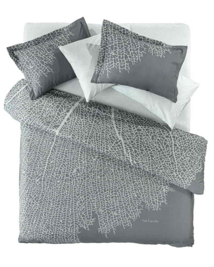 Guy Laroche Υπέρδιπλο πάπλωμα Diaz Aqua Grey Suede. Απαλό κι ελαφρύ, σχεδιασμένο να πρσφέρει έναν ζεστό ύπνο χωρίς να βαραίνει, κατασκευασμένο από 100% microsuede. Με εντυπωσιακό σχεδιασμό, σε γκρι χρωματισμούς