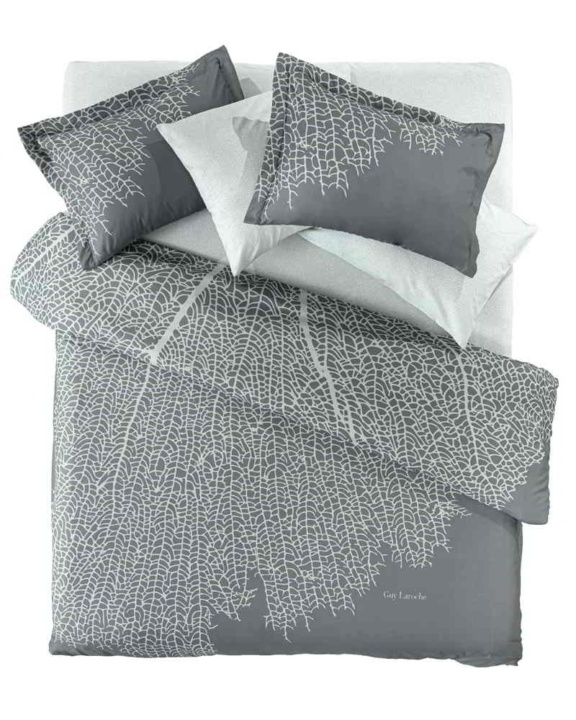 Guy Laroche Υπέρδιπλο πάπλωμα Diaz Aqua Grey Suede. Απαλό κι ελαφρύ, σχεδιασμένο να πρσφέρει έναν ζεστό ύπνο χωρίς να βαραίνει, κατασκευασμένο από 100% microsuede. Με εντυπωσιακό σχεδιασμό, σε γκρι χρωματισμούς