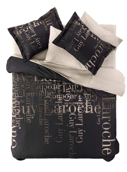 Guy Laroche Υπέρδιπλο πάπλωμα Instyle Suede. Απαλό κι ελαφρύ, σχεδιασμένο να πρσφέρει έναν ζεστό ύπνο χωρίς να βαραίνει, κατασκευασμένο από 100% microsuede. Εντυπωσιακός σχεδιασμός με το λογότυπο της Guy Laroche, 220 x 240 εκατοστά.