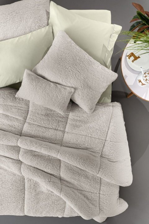 Guy Laroche Κουβερτοπάπλωμα Υπέρδιπλο Mouton Natural. Γούνινο, έξτρα απαλό, σχεδιασμένο να πρσφέρει έναν ζεστό ύπνο χωρίς να βαραίνει, 100% πολυεστερικό. Μονόχρωμο, σε ανοιχτό μπεζ χρωματισμό, με μοντέρνα, γεωμετρική, καπιτονέ ραφή, 220 x 240 εκατοστά.