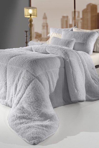 Guy Laroche Κουβερτοπάπλωμα Υπέρδιπλο Mouton Silver. Γούνινο, έξτρα απαλό, σχεδιασμένο να πρσφέρει έναν ζεστό ύπνο χωρίς να βαραίνει, 100% πολυεστερικό. Μονόχρωμο, σε ανοιχτό γκρι χρωματισμό, με μοντέρνα, γεωμετρική, καπιτονέ ραφή, 220 x 240 εκατοστά.