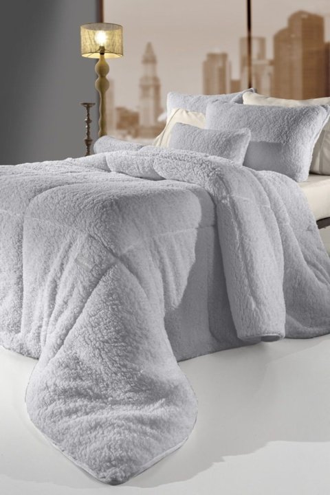 Guy Laroche Κουβερτοπάπλωμα Ημίδιπλο Mouton Silver. Γούνινο, έξτρα απαλό, σχεδιασμένο να πρσφέρει έναν ζεστό ύπνο χωρίς να βαραίνει, 100% πολυεστερικό. Μονόχρωμο, σε ανοιχτό γκρι χρωματισμό, με μοντέρνα, γεωμετρική, καπιτονέ ραφή, 160 x 220 εκατοστά.