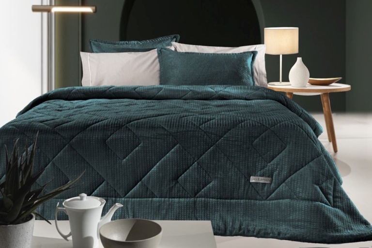 Guy Laroche Ημίδιπλο πάπλωμα Intima Emerald. Απαλό κι ελαφρύ, σχεδιασμένο να προσφέρει έναν ζεστό ύπνο χωρίς να βαραίνει, 100% πολυεστερικό. Μονόχρωμο, σε πράσινο - σμαραγδί χρωματισμό, με μοντέρνα καπιτονέ ραφή