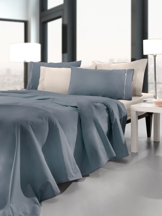 Παπλωματοθήκη Υπέρδιπλη Guy Laroche Reserve Raf. Μονόχρωμη, σε μοντέρνα μπλε απόχρωση, 225 x 245 εκατοστά. Κατασκευασμένη από 100% βαμβακερό περκάλι 160 κλωστών.