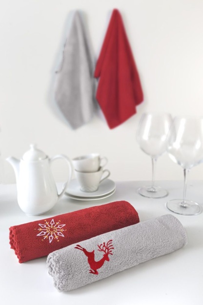 Guy Laroche Πετσετάκια Κουζίνας Christmas Towels Set 3. Απορροφητικά, πολύ μαλακά, κατασκευασμένα από 100% μικροΐνες. Σετ δύο τεμαχίων, σε κόκκινο και γκρι χρωματισμό με Χριστουγεννιάτικο σχέδιο, 35 x 50 εκατοστά. Συσκευασία δώρου
