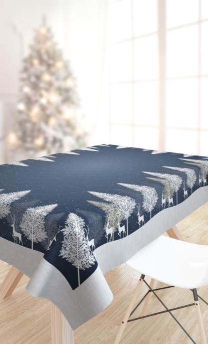 Χριστουγεννιάτικο Τραπεζομάντηλο Saint Clair Christmas 2043 Blue. Με εορταστικό print σε μπλε, γκρι και μπεζ χρωματισμούς. Έξι ατόμων, 145 x 220 εκατοστά.