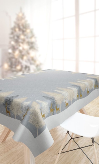 Χριστουγεννιάτικο Τραπεζομάντηλο Saint Clair Christmas 2043 Natural. Με εορταστικό print σε γκρι και μπεζ χρωματισμούς. Έξι ατόμων, 145 x 220 εκατοστά.