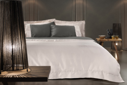 Παπλωματοθήκη Υπέρδιπλη Guy Laroche  Silky Moonlight. Σετ με δυο ασορτί μαξιλαροθήκες, 100% βαμβακοσατέν 240 κλωστών. Σε εκρού χρωματισμό, με φάσα και αζούρ, 245 x 255 εκατοστά. Είναι κατάλληλη για πάπλωμα 220 x 240 εκατοστών.