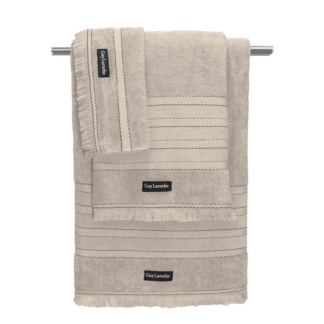 Guy Laroche Πετσέτες μπάνιου Sarlin Beige. Πολύ απαλές και απορροφητικές, 100% από βαμβάκι, σετ τριών τεμαχίων. Σε μπεζ χρωματισμό, με λεπτές ρίγες και μικρά κρόσια.