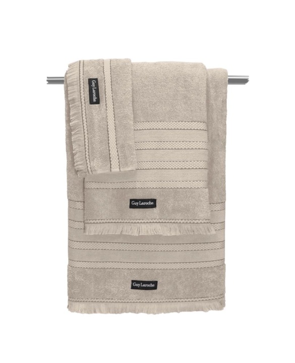 Guy Laroche Πετσέτες μπάνιου Sarlin Beige. Πολύ απαλές και απορροφητικές, 100% από βαμβάκι, σετ τριών τεμαχίων. Σε μπεζ χρωματισμό, με λεπτές ρίγες και μικρά κρόσια.
