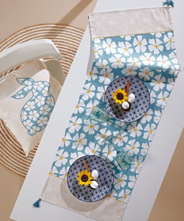 Διακοσμητικό Runner - Τραβέρσα Kentia 2304. Κατασκευασμένο από 50% βαμβάκι και 50% πολυέστερ, 45X140 εκατοστά. Με μοντέρνο floral σχεδιασμό, σε σιέλ, εκρού και κίτρινο χρωματισμό.