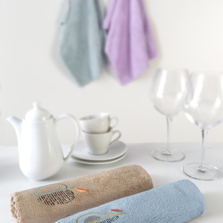 Πετσέτες κουζίνας Gourmet Kitchen 15 – Guy Laroche. Σετ τεσσάρων τεμαχίων, κατασκευασμένο από 100% μικροφίμπρα. Μονόχρωμες, με κεντημένο σχέδιο, γκρι, πράσινο, σιέλ και λιλά, 35 x 50 εκατοστά.