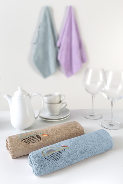 Πετσέτες κουζίνας Gourmet Kitchen 15 – Guy Laroche. Σετ τεσσάρων τεμαχίων, κατασκευασμένο από 100% μικροφίμπρα. Μονόχρωμες, με κεντημένο σχέδιο, γκρι, πράσινο, σιέλ και λιλά, 35 x 50 εκατοστά.