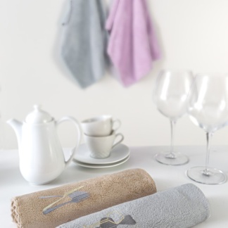 Πετσέτες κουζίνας Gourmet Kitchen 17 – Guy Laroche. Σετ δύο τεμαχίων, κατασκευασμένο από 100% μικροφίμπρα. Μονόχρωμες, με κεντημένο σχέδιο, γκρι και μπεζ, 35 x 50 εκατοστά.