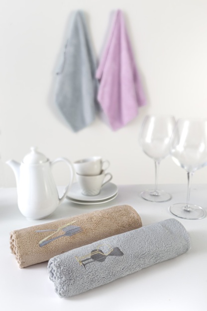 Πετσέτες κουζίνας Gourmet Kitchen 17 – Guy Laroche. Σετ δύο τεμαχίων, κατασκευασμένο από 100% μικροφίμπρα. Μονόχρωμες, με κεντημένο σχέδιο, γκρι και μπεζ, 35 x 50 εκατοστά.
