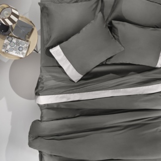 Guy Laroche – Σεντόνια  King Size Silky Anthracite - Silver A. Σετ τεσσάρων τεμαχίων, υψηλής ποιότητας, κατασκευασμένα από 100% βαμβάκι σατέν 240 κλωστών. Σε ανθρακί και γκρι διχρωμία, με φάσα αζούρ.