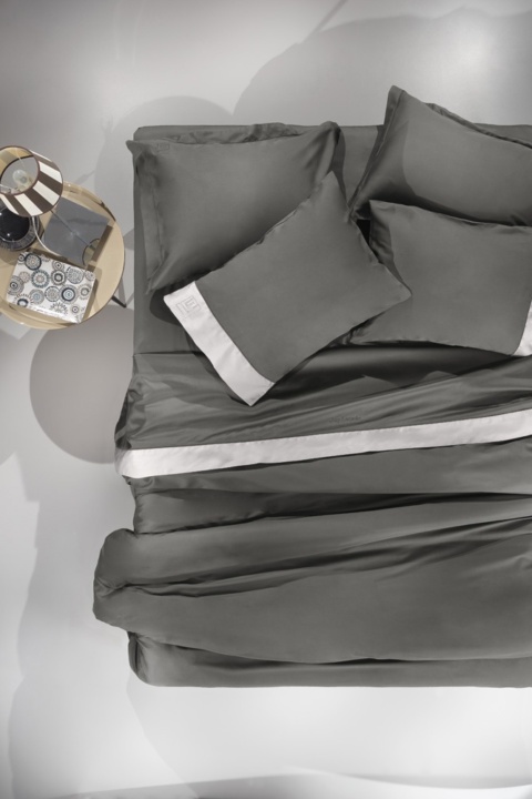 Guy Laroche – Σεντόνια  King Size Silky Anthracite - Silver A. Σετ τεσσάρων τεμαχίων, υψηλής ποιότητας, κατασκευασμένα από 100% βαμβάκι σατέν 240 κλωστών. Σε ανθρακί και γκρι διχρωμία, με φάσα αζούρ.