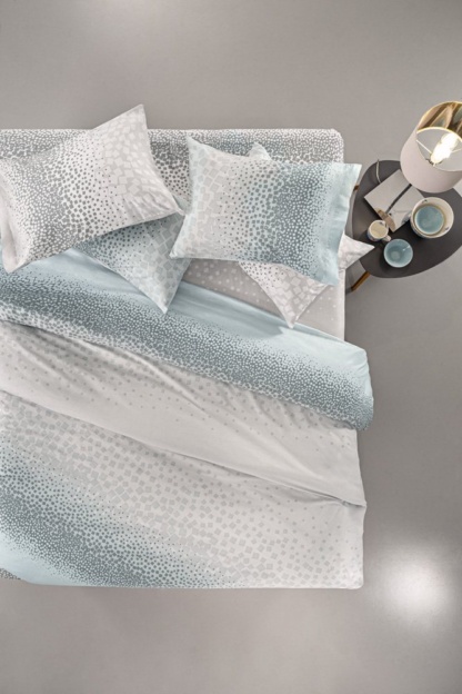 Σεντόνια Υπέρδιπλα Alba Aqua – Guy Laroche. Σετ τεσσάρων τεμαχίων, κατασκευασμένο από 100% βαμβακερό περκάλι 160 κλωστών. Με μοντέρνο πουά σχεδιασμό, σε γκρι και σιέλ χρωματισμούς.