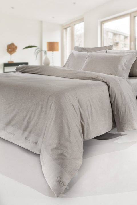 Σεντόνια King Size Novel Sand – Guy Laroche. Σετ τεσσάρων τεμαχίων, κατασκευασμένο από 100% βαμβακερό περκάλι 160 κλωστών. Στο μπεζ χρώμα της άμμου.