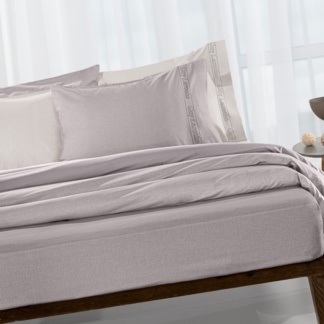 Σεντόνι Ημίδιπλo Color Plus Melanze Easy Iron – Guy Laroche. Υψηλής ποιότητας, κατασκευασμένο από 100% βαμβακερό περκάλι. Μονόχρωμο, σε λιλά απόχρωση, 170 x 270 εκατοστά.