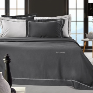 Guy Laroche – Σεντόνια  King Size Blend Anthracite. Σετ τεσσάρων τεμαχίων, βαμβακοσατέν, κατασκευασμένο από 100% microsatin. Σε ανθρακί χρωματισμό.