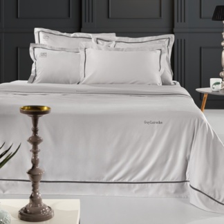 Guy Laroche – Σεντόνια  King Size Blend Cement. Σετ τεσσάρων τεμαχίων, εξαιρετικής απαλότητας, κατασκευασμένο από 100% microsatin. Σε φωτεινό γκρι χρωματισμό, με ανθρακί λεπτομέρειες.