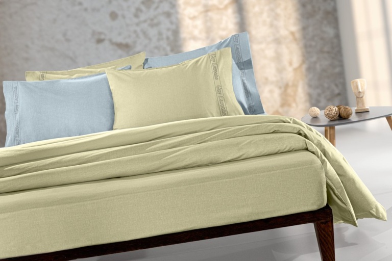 Παπλωματοθήκη “Color Plus” σε διάσταση 225x245εκ. από βαμβακερό ύφασμα περκάλι 160 κλωστών. Μία παπλωματοθήκη εύκολη στη φροντίδα καθώς σιδερώνεται εύκολα και πλένεται άφοβα στο πλυντήριο. Η τεχνοτροπία δύο τόνων δίνει μια πλούσια οπτική αίσθηση και ο συνδυασμός με άλλα κλινοσκεπάσματα καθίσταται ιδιαίτερα εύκολος.