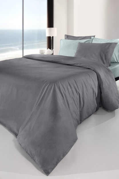 Παπλωματοθήκη “Color Plus” σε διάσταση 225x245εκ. από βαμβακερό ύφασμα περκάλι 160 κλωστών. Μία παπλωματοθήκη εύκολη στη φροντίδα καθώς σιδερώνονται εύκολα και πλένεται άφοβα στο πλυντήριο. Η τεχνοτροπία δύο τόνων δίνει μια πλούσια οπτική αίσθηση και ο συνδυασμός με άλλα κλινοσκεπάσματα καθίσταται ιδιαίτερα εύκολος.