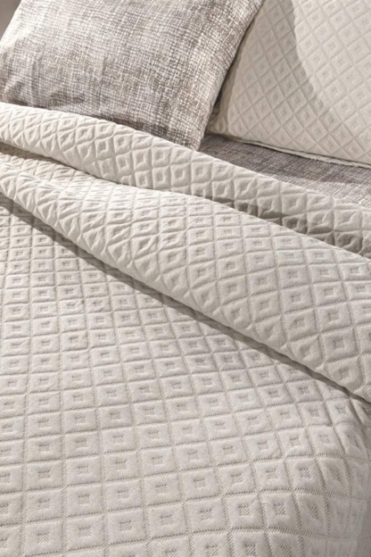 Moνόχρωμο Κουβερλί Με Ανάγλυφη Πλέξη Guy Laroche Cubic Natural