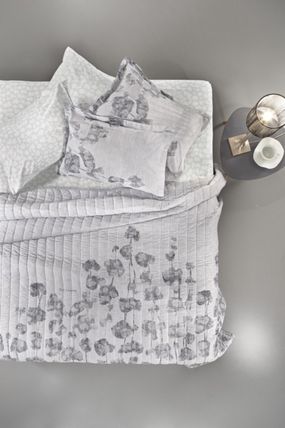 Κουβερλί Υπέρδιπλο Guy Laroche Deco Silver. Απαλό κι ελαφρύ, κατασκευασμένο από 100% microsuede. Με μοντέρνο σχεδιασμό, σε γκρι χρωματισμούς, 220 x 240 εκατοστά.