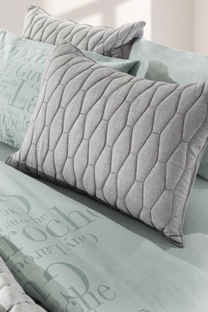 Κουβερλί Guy Laroche Diamante Grey. Γκρι Μονόχρωμο Με Καπιτονέ Ραφή. Σετ Με Διακοσμητικό Μαξιλάρι.