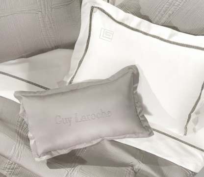 Διακοσμητικό Μαξιλάρι Essenza Taupe - Guy Laroche. Mονόχρωμο, σε μπεζ απόχρωση, Oxford, 30 x 50 εκατοστά.