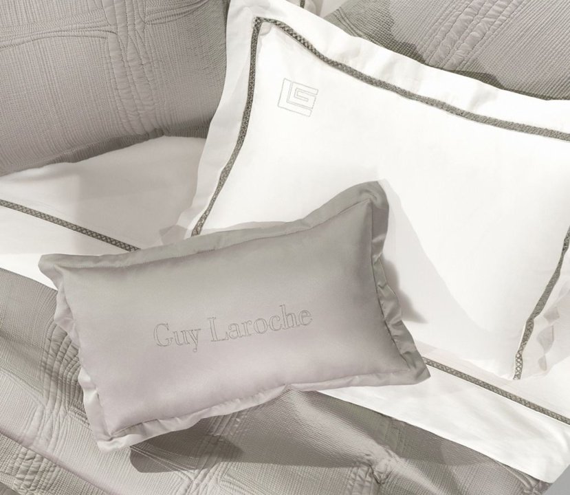 Διακοσμητικό Μαξιλάρι Essenza Taupe - Guy Laroche. Mονόχρωμο, σε μπεζ απόχρωση, Oxford, 30 x 50 εκατοστά.