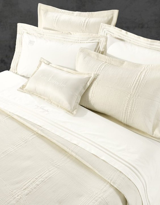 Διακοσμητικό Μαξιλάρι Essenza Cream – Guy Laroche. Μονόχρωμο, σε εκρού απόχρωση, Oxford, 30 x 50 εκατοστά.