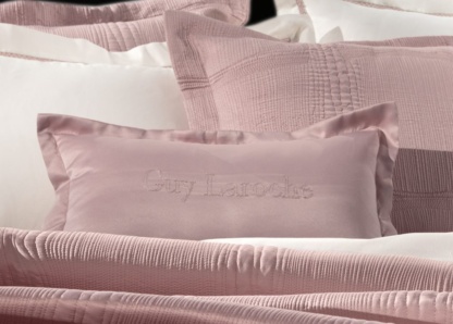 Διακοσμητικό Μαξιλάρι Essenza Amethyst – Guy Laroche. Μονόχρωμο, σε ροζ - λιλά απόχρωση, Oxford, 30 x 50 εκατοστά. Με το λογότυπο της Guy Laroche.