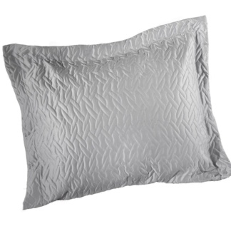 Διακοσμητική Μαξιλαροθήκη Pavilon Silver – Guy Laroche Κατασκευασμένη από 100% microsatin. Mονόχρωμη, σε φωτεινό γκρι χρωματισμό, με ανάγλυφο σχεδιασμό στην ύφανση. Oxford, 60 x 60 εκατοστά.
