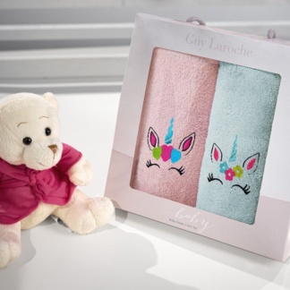 Βρεφικές Πετσέτες Baby Towels Girl Set 3 – Guy Laroche. Σετ δυο τεμαχίων, εξαιρετικά απαλό, κατασκευασμένο από 100% fine microfiber. Σε ροζ και πράσινο χρωματισμό, με παιδικό σχέδιο, 35 x 50 εκατοστά.