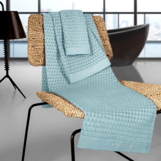 Πετσέτες Μπάνιου Guy Laroche Tokyo Aqua. Σετ τριών τεμαχίων, υψηλής ποιότητας, κατασκευασμένο από 100% βαμβάκι. Σε σιέλ χρωματισμό.