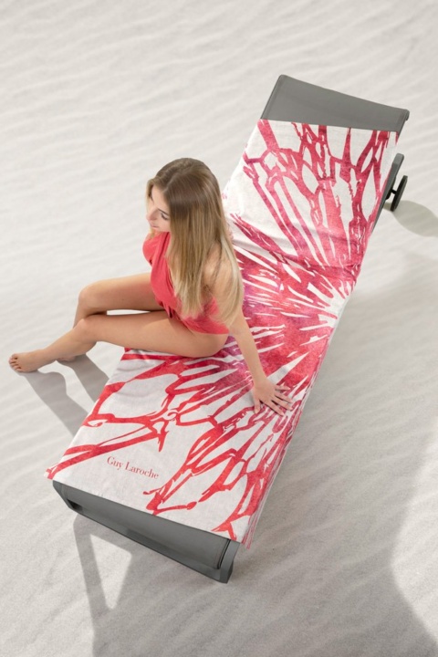 Πετσέτα Θάλασσας Guy Laroche. Κατασκευασμένη από 50% βαμβάκι και 50% polyester, 100 x 175 εκατοστά. Με μοντέρνο σχεδιασμό, σε λευκή και κόκκινη διχρωμία.