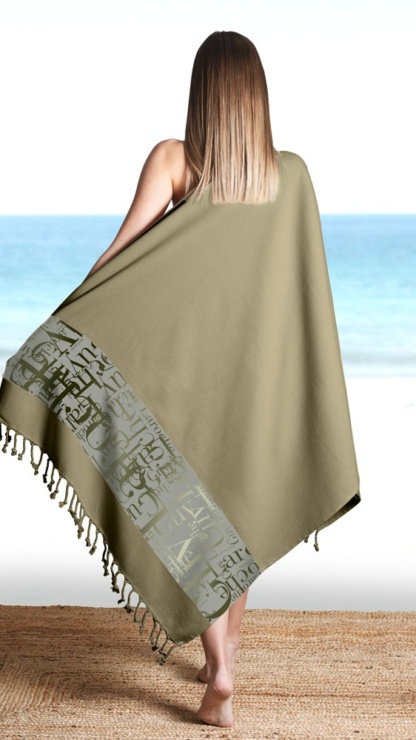 Πετσέτα Θάλασσας Guy Laroche Pestemal 12 Khaki. Υψηλής ποιότητας, κατασκευασμένη από 100% βαμβακερά νήματα. Σε χακί χρωματισμό, με διακοσμητική φάσα και μικρά κρόσια, 90 x 170 εκατοστά.