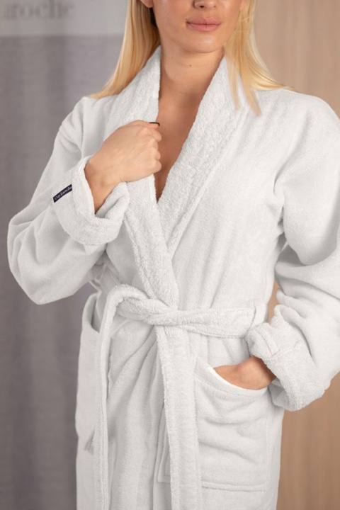 Μπουρνούζι Μπάνιου Bonus Perla Small Mini – Guy Laroche. Υψηλής ποιότητας, κατασκευασμένο από 100% βαμβάκι. Μονόχρωμο, σε εκρού χρωματισμό, με τσέπες και γιακά.