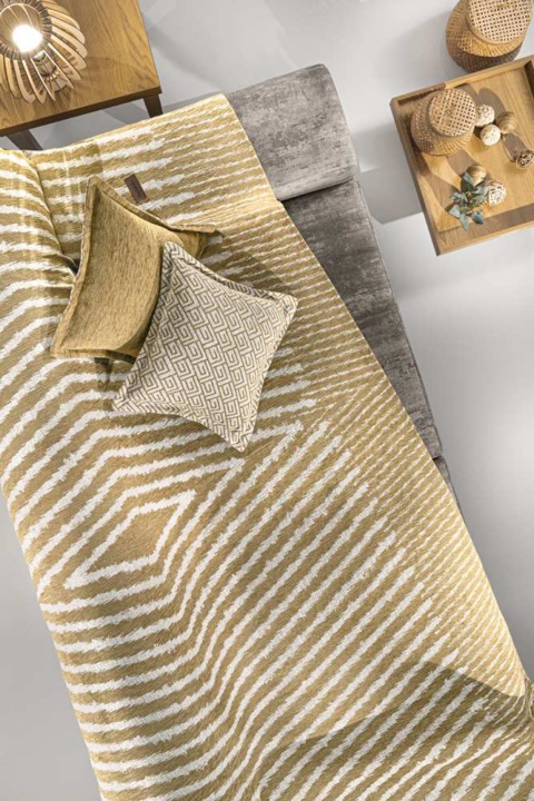 Ανάλαφρο ριχτάρι διθέσιου καναπέ από 100% βαμβακερό ύφασμα chenille με μοντέρνο σχέδιο και γήινες αποχρώσεις. Ανανεώστε τον χώρο σας με τα ριχτάρια της νέας καλοκαιρινής συλλογής από τη Guy Laroche Paris.